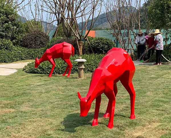 玻璃鋼雕塑工廠(chǎng)制作戶(hù)外公園草地機(jī)械鹿擺件