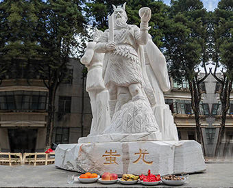 云南石雕黃帝、炎帝、蚩尤雕塑安裝效果展示