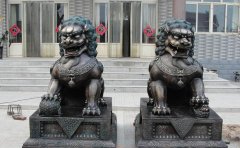 銅獅子雕塑應(yīng)該怎樣擺放？